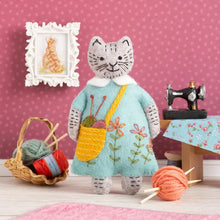 Load image into Gallery viewer, Mrs Cat Loves Knitting Felt Craft Mini Kit