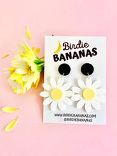 Load image into Gallery viewer, Classic Daisy Earrings