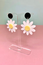 Load image into Gallery viewer, Classic Daisy Earrings