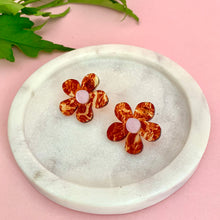 Load image into Gallery viewer, tortoiseshell flower stud earrings