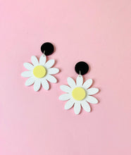 Load image into Gallery viewer, Classic Daisy Earrings