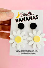 Load image into Gallery viewer, Classic Daisy Earrings