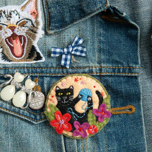 Load image into Gallery viewer, Black Cat Brooch Felt Craft Kit
