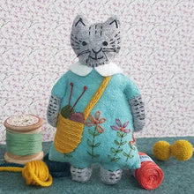 Load image into Gallery viewer, Mrs Cat Loves Knitting Felt Craft Mini Kit
