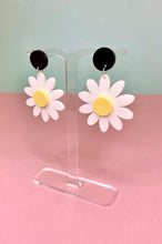 Load image into Gallery viewer, Classic Daisy Earrings

