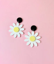Load image into Gallery viewer, Classic Daisy Earrings
